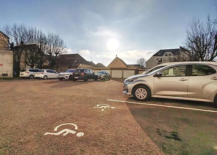 Center Free Parking *