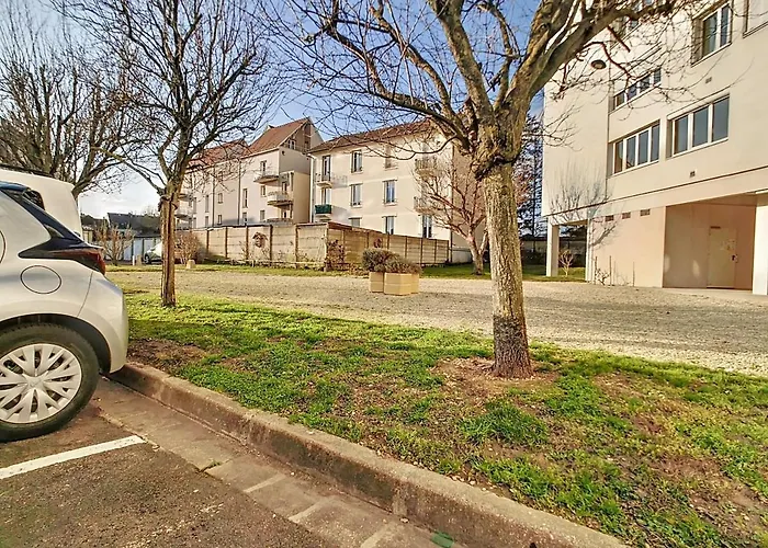 Center Free Parking *