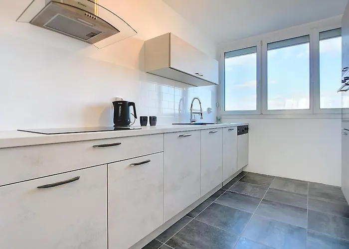 Center Free Parking *